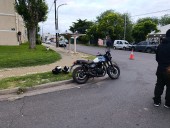 Una menor herida tras la colisión de un auto y una moto