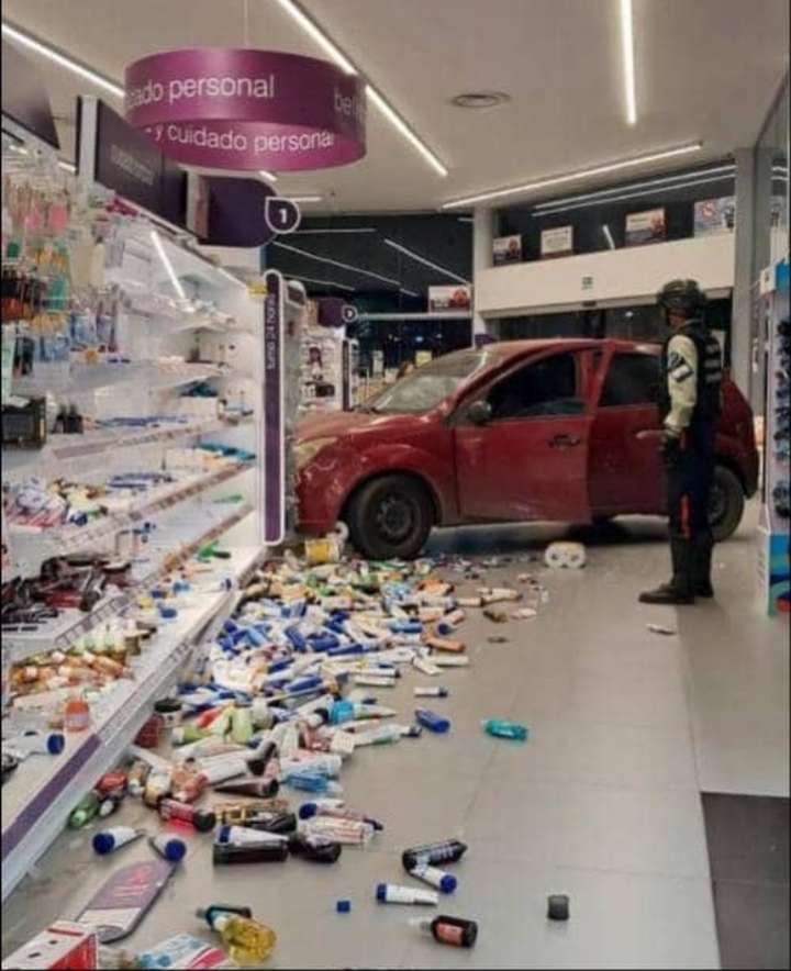 LA FOTO: Conductora estrelló su carro contra la tienda en Lechería de famosa cadena de farmacias