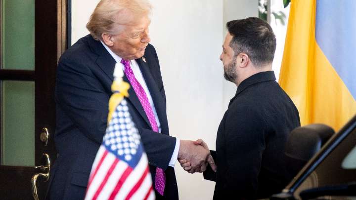 Sonrisas ante las cámaras y gritos en el despacho Oval: Trump urge a Zelenski a aceptar ceder territorio a Putin para evitar ser "destruido"