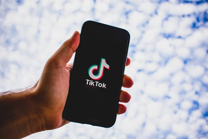 Jens Spahn compara el efecto de Instagram y TikTok con la heroína y reaviva el debate en Alemania