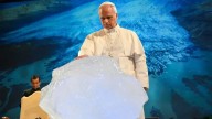 Papa León XIV bendijo un bloque de hielo para denunciar el cambio climático y animó a la "conversión ecológica"
