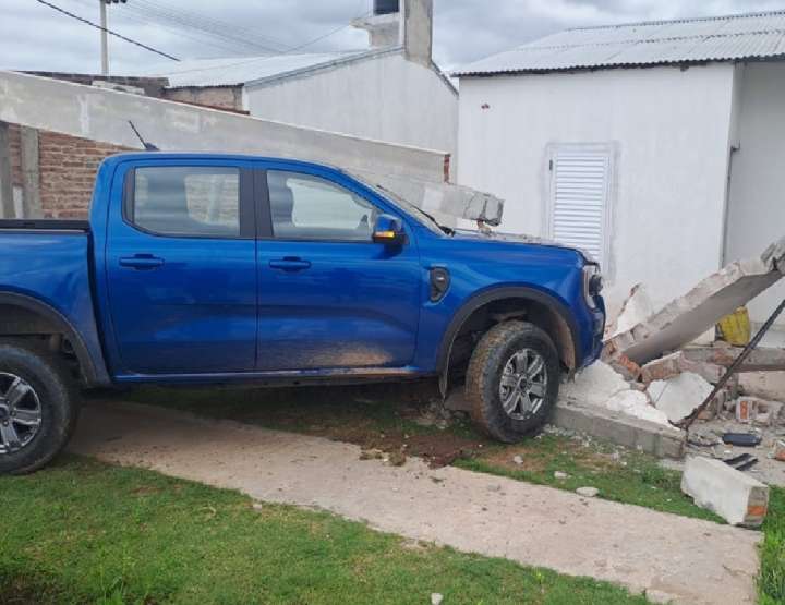 SÁENZ PEÑA: Conductora Perdió El Control De Su Camioneta Y Chocó Contra Una Casa