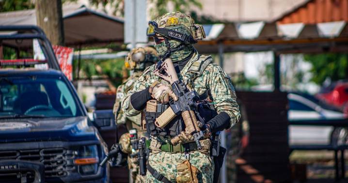 Detienen a dos personas y aseguran arsenal, droga y explosivos en Sinaloa