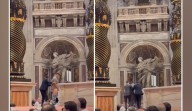 Burla la seguridad del Vaticano, sube al altar y se pone a orinar frente a los fieles