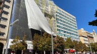 Vídeo | El fuerte viento desprende la lona que cubre las obras en el antiguo edificio de la CAI en Zaragoza