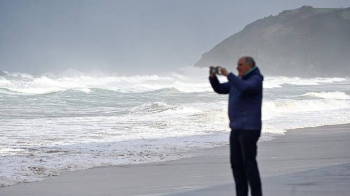 Los termómetros suben este lunes en el norte, con Catalunya y Baleares en alerta por oleaje