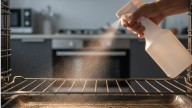 Para qué sirve rociar vinagre en el horno una vez al mes, según expertos