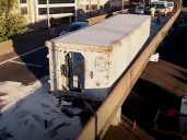 Caos de tránsito en la Autopista 25 de Mayo: volcó el contenedor de un camión que llevaba 25 toneladas de gallinas congeladas