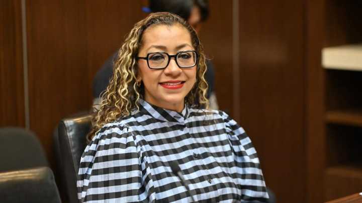Asistente de la diputada Brenda Miranda intenta sobornar a reportera de AD Noticias