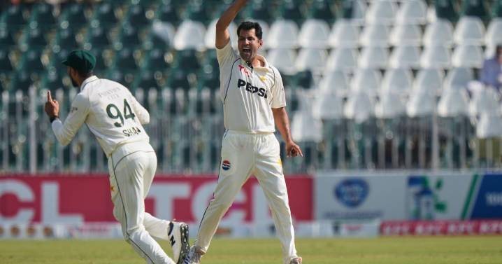 South Africa lower order frustrates Pakistan after 38