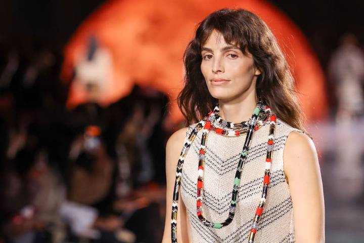 Los Pascal conquistan París: Lux triunfa en la pasarela de Chanel con Pedro a su lado