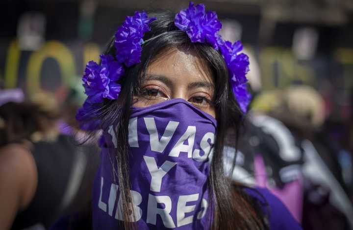 Sheinbaum critica al ‘feminismo de derecha’ por ignorar derechos sociales y desigualdad estructural