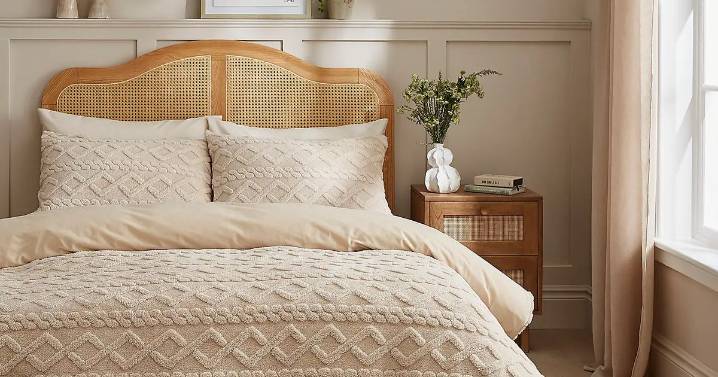 Dunelm 'luxurious' £35 double bedding set has 'comfy' feature for a 'cosy night'
