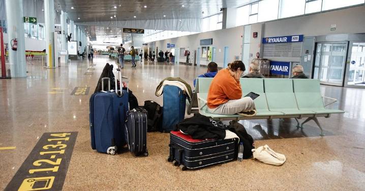 Investigan el hallazgo de un cargamento de armas en el aeropuerto de Peinador