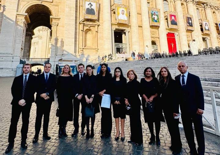 Delegación opositora asiste a misa de canonización en el Vaticano