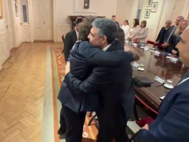 De ignorarlo a fundirse en un abrazo: el cálido saludo de Javier Milei a Jorge Macri