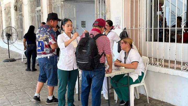 IMSS instala puntos de vacunación invernal en Mazatlán: aplican dosis contra influenza, neumococo y Covid