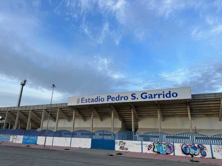 Obras de mejora en la fachada del estadio Pedro Garrido