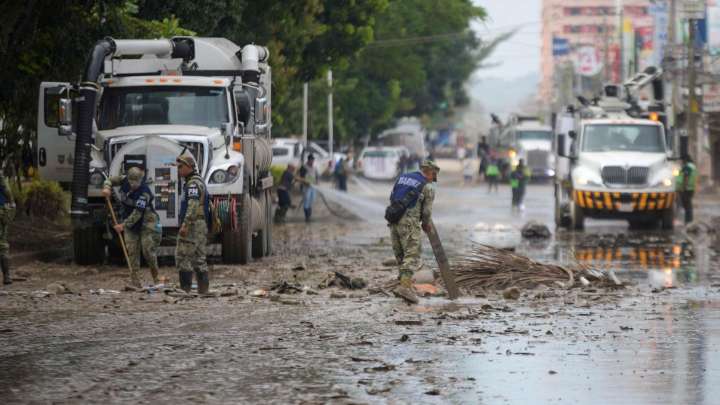 La Marina Abre Puentes Aéreos en Veracruz para Llevar Víveres a Zonas Damnificadas por Lluvias