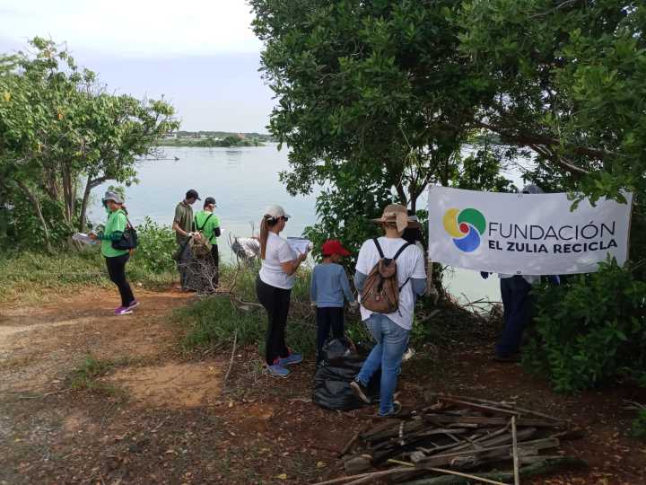Estudiantes venezolanos ayudan a convertir desechos plásticos en pupitres escolares