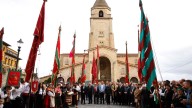 Los pendones de la Casa de León brillan en el Muro de San Lorenzo: "Gijón cada vez se implica más"