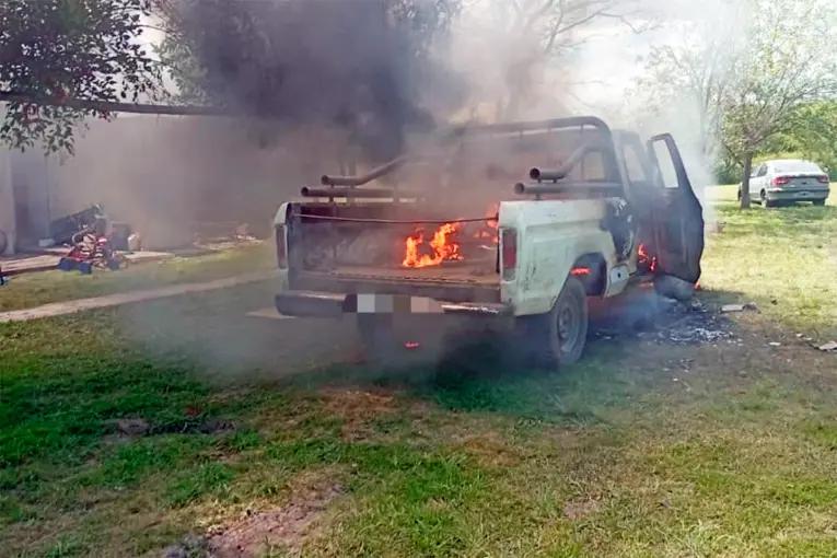 Discusión de pareja terminó con una camioneta incendiada y un detenido