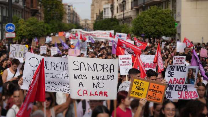 Los estudiantes arropan a la familia de Sandra Peña y claman contra el acoso en Andalucía