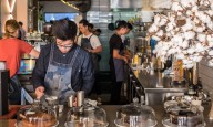 ¿El sueldo mínimo debe alcanzar para pagar las cuentas? Trabajadores de un café discuten sobre su salario y provocan un debate nacional
