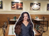 Rosalía sorprende al cenar en La Casa de Toño: pidió pozole, flautas y agua de horchata