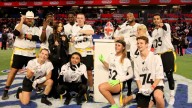 La mexicana Diana Flores cae en el NFL's Flag Football Game