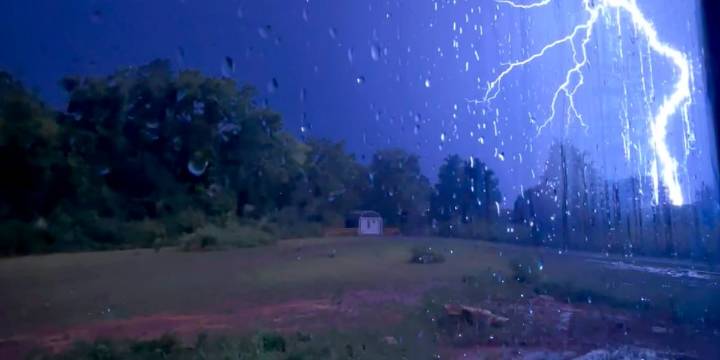 Teen hunter killed after lightning strike.