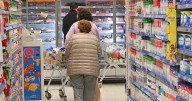 Cambio de hábito: el consumo masivo cae en los supermercados y crece en los comercios de barrio