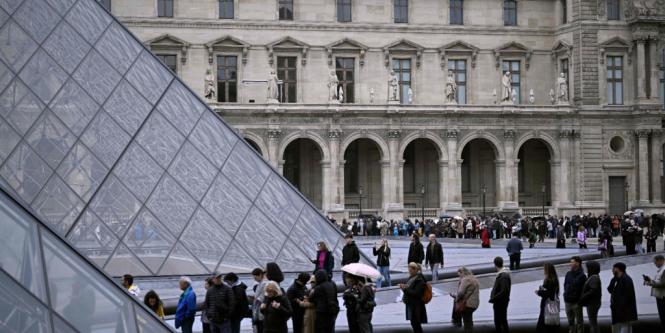 Tras millonario robo de joyas, el museo del Louvre reabre sus puertas