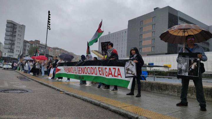 Centenares de personas desafían la lluvia y "abrazan" Valdecilla por Gaza