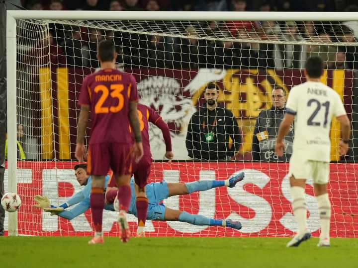 De no creer: Roma falló tres veces el mismo penal y perdió en el Olímpico ante el Lille por la Europa Lueague