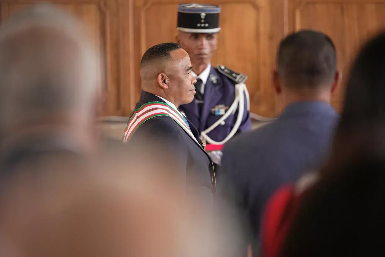 El coronel Randrianirina asumió como presidente interino de Madagascar tras golpe de estado contra Rajoelina
