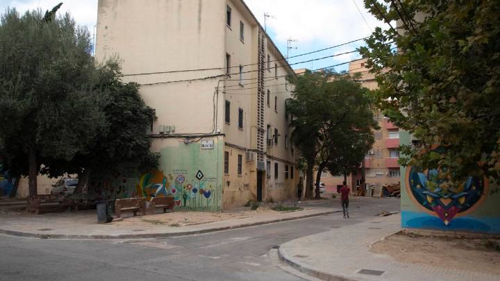 El Raval concentra una de cada cuatro viviendas okupadas en venta