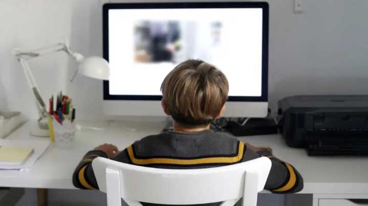 Parlamento Europeo alerta sobre riesgos digitales para menores