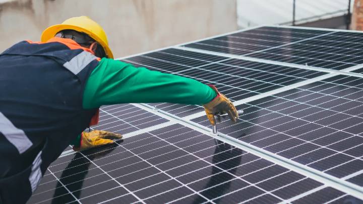 Demandan al gobierno de Trump por cancelación de fondos para programa de paneles solares