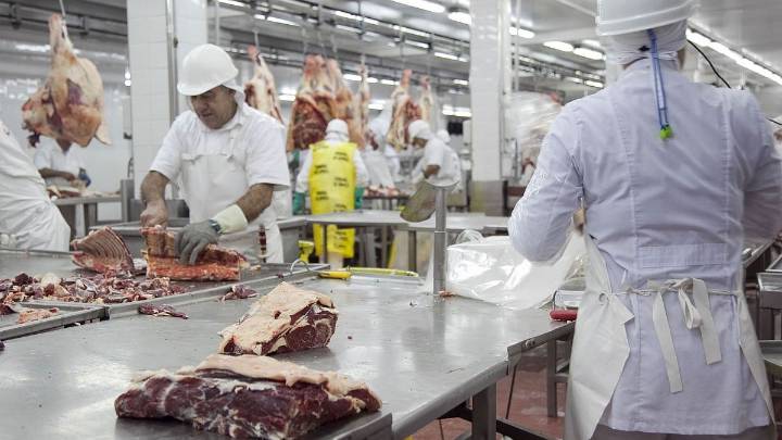 Frigorífico pampeano reduce jornadas y sueldos para sostener los puestos de trabajo