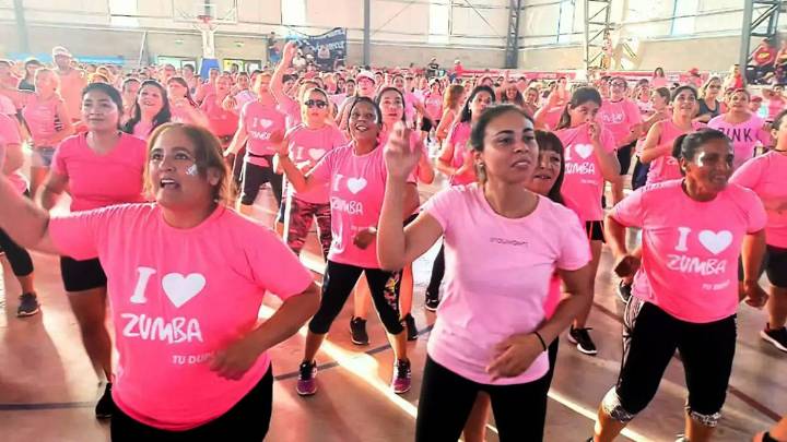 Master Class de Zumba en Pilar para concientizar sobre el cáncer de mama