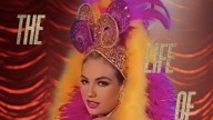 Thalía homenajeó a Taylor Swift y recreó la portada de The Life of a Showgirl con un vestido ajustado y plumas