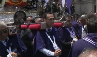 Presidente Jerí rindió homenaje al Señor de los Milagros y luego cargó el anda en la Plaza Mayor