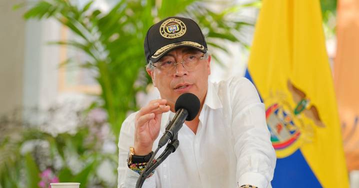Petro anuncia la salida del general Triana, director de la Policía, y le reclama por fallas como la matanza en Amalfi