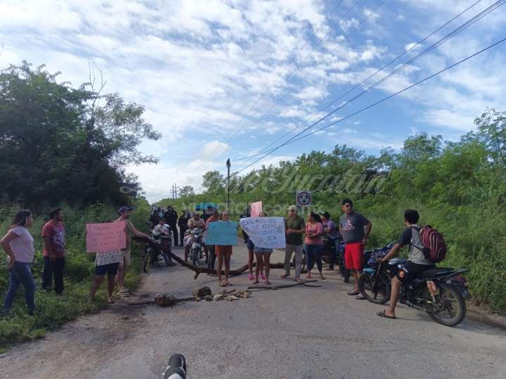 Padres bloquean carretera Seyé-Acanceh por robos en escuela de Canicab