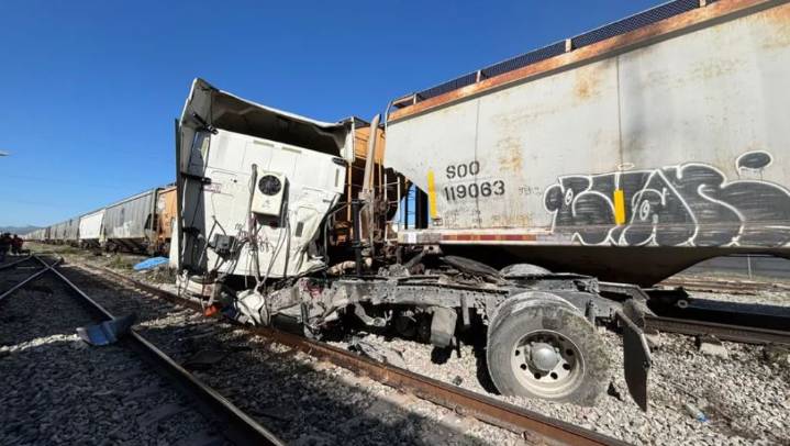 Muere conductor de pipa tras intentar ganarle al paso al tren en Salinas Victoria, NL