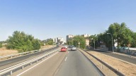Detenido un hombre por tirar a su mujer de un coche en marcha en Sevilla con sus tres hijos dentro