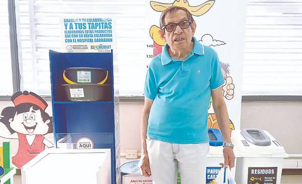 EL VECINO LUIS BERNAL VOLVIO A ACERCAR TAPITAS PARA EL GARRAHAN