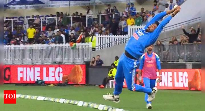 IND vs AUS: Mohammed Siraj turns superhero on boundary ropes