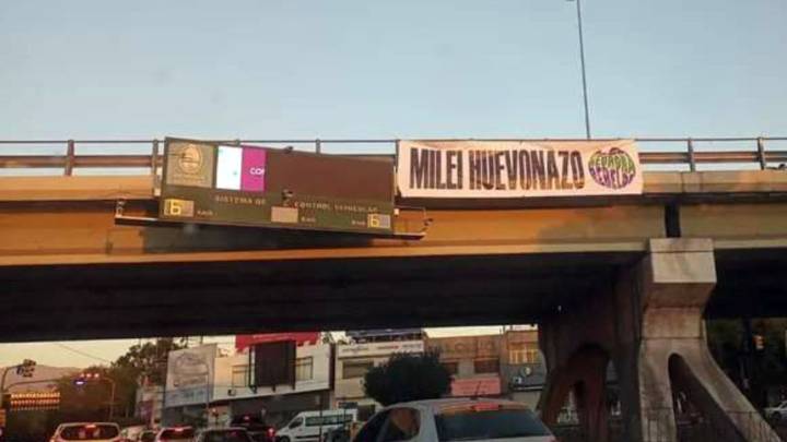 "Milei huevonazo": el mensaje con el que los mendocinos recibieron al Presidente